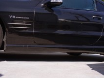 R230 SL55 AMGのアンダーイルミ施工 SLは下面にすべて樹脂のカバーがされているので、今回はサイドステップに直接貼り付けました