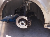 GLS550 Mercedes の光るキャリパーカバー取付 23インチのホイールを外して、キャリパーに直接固定します。パッド交換時に干渉しない場所に取り付けします