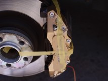 GLS550 Mercedes の光るキャリパーカバー取付 取付は2種類の接着剤を使って固定します。弾性系と塑性系でしっかり固定します