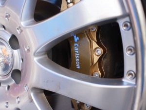 GLS550 Mercedes の光るキャリパーカバー取付