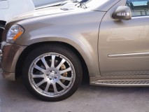 GLS550 Mercedes の光るキャリパーカバー取付 やっぱりカバーでも十分かっこいいですね。本物だと100万オーバーなので