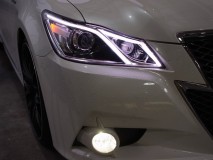 210系クラウンハイブリッドのヘッドライト加工 ダブルラインに変更。目尻のところのクリア部品をブラスト処理してLEDもアンバーに打ち替えました。