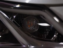 210系クラウンハイブリッドのヘッドライト加工 ウィンカー部にはプロジェクターを取り付けしました。その内部には王冠マークを施しています。