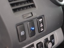 タコマのセキュリティー取付と電格ミラー連動 インジケータランプはスイッチの空きポートに配置しています。