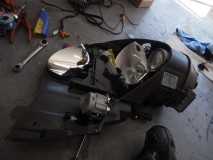 ポルシェのヘッドライトクリーニング ヘッドライトの構造をよく理解した上で施工に進みました。