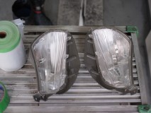 プリウスアルファーのフォグランプHIDとUSデイライト施工 まずはユニットを車両から外します。