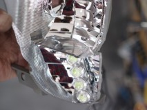 プリウスアルファーのフォグランプHIDとUSデイライト施工 後はLEDを片側4発仕込んで、光が上に漏れないように遮蔽板も取り付けます。