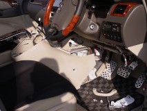  もともとHornetが施工済みの車両でしたが、セキュリティー本体はセンターコンソール下にしっかり取り付けされていました。 