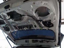 30アルファードのいよいよテール加工 まずはテールゲートをバラします。16cm程度のスピーカーが入りそうな穴があります。