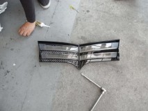 30アルファードのいよいよテール加工 もともと無いところにダイヤモンドカットのアクリルを並べて固定します。
