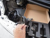  当初ブーツをかぶせて固定しようとしましたが断念しました。結局ブーツをカットして粘土で防水しました。LEDは取付が簡単だと思われがちですが、この防水に関してはHIDよりも断然面倒です。そのかわりHIDよりも完璧な配光が得られます。 