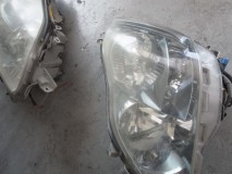 ゼロクラウンのヘッドライトレンズ交換とテール修理 ユニットを車体から外して暖めながら殻割りします。