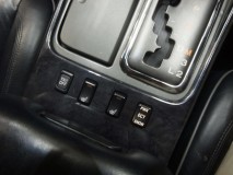アリストのパネル打ち替え作業 スイッチは電球タイプのLEDで統一しています。