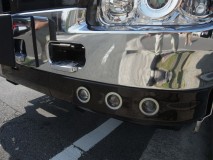 HINOダンプのヘッドライト・フォグランプHID LEDプロジェクターがバンパーの中に完璧に埋め込まれています。