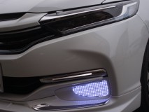  今回そこにLEDをふんだんに散りばめました。表面はクリスタルカットのアクリルを使って拡散させました。 