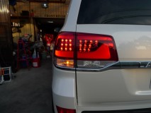新型後期型ランドクルーザー200のテールランプ加工 ブレーキ点灯時、ゲート側が光ることでより高級感が出ました。純正のテールがかなりおしゃれなので、この加工はありですね。