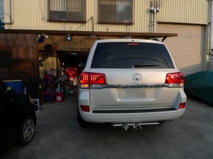 新型後期型ランドクルーザー２００のテールランプ加工