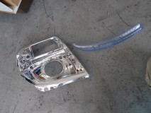  まずは殻割して不要な部品を取り外します。 