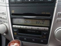  確かにこの写真のように昼間は液晶に光が反射して見づらいですね。 