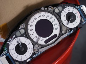 W211 メルセデス・ベンツ のスピードメータバックライト修理