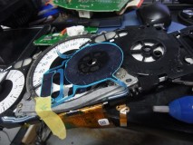  振動でEL裏が擦れて断線した模様です。珍しいトラブルですね。それにしてもベンツのメーターの針を外すのは緊張します。 