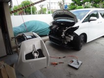  最近のトヨタ車は本当にバンパー脱着が簡単です。5分もあればこの姿です。 