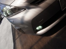  フォグランプはLEDを採用。近頃はLEDの需要が多いですね。ヘッドライトもLEDなので色味も近くなります。 