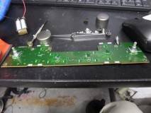 ランドクルーザーシグナスの室内パネル打ち替え やはり出ました。SMDタイプの電球。この手の基盤をLED化するには、まず基盤の電極を見極めてLEDとCRDを使って回路を組みます。今回の基盤はシンプルだったので比較的楽に正負の判断ができました。