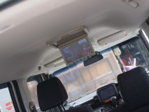  モニターは内張りに直接固定。軽自動車とはいえしっかりした作りで空間も十分あるので容易に施工できました。 