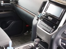 新型後期型ランドクルーザー200のテールランプ加工 今回のモデルチェンジはかなり変わっていますね。インパネ関係は一新しています。