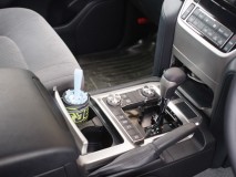 新型後期型ランドクルーザー200のテールランプ加工 シフトレンジのあたりもかなり変わっています。