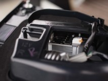 新型後期型ランドクルーザー200のテールランプ加工 ユニット裏側を切開してなんとか・・・と思いましたが、やはり限界があるのでユーザー様にご了解を得て完全殻割させていただきました。