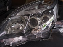 30プリウスのヘッドライトイカリング加工 SMDリングの利点はカット可能ということ。ハイビーム側のように半円にも出来ます。