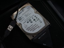 デリカ D:5のプチ弄り そして以前壊れたノートPCから取り出しておいた2.5インチHDDに大量の音楽データやホームムービーを入れておけば、移動中に楽しむことも可能です。もちろんレジュームも効きますしISO形式のデータもOK。これでCD等であふれていた車内もすこしはすっきりするでしょう。