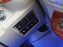  スイッチ類は普通車と変わらない数がありますね。相変わらず中は電球タイプで、T5のLEDを使って直接ハンダ付けしました。 