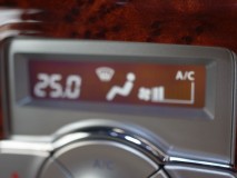  液晶パネルは反転しています。この方が断然高級感が出ますね。 