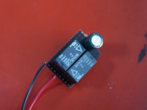 デリカ D:5のプチ弄り 当店では電気のプロらしくリレー2個とコンデンサー1個で実現しました。スモールONで1~2秒間フォグスイッチ用のリレーがONします。この回路はいろいろなものに使えます。整流ダイオードを1個使うことでドアミラーのキーレス連動回路やPW締め忘れ防止回路などに応用可能。今回後から紹介するマルチメディアプレイヤーでも使いました。あとはスモール配線とアースに接続すると見事スモール連動が完成。回路組み始めから20分で終わります。