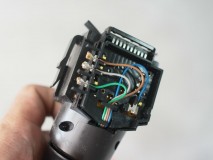 デリカ D:5のプチ弄り さて今回さわるフォグスイッチ。ハンドルコラムを外すとレバーだけ面白いぐらい簡単に外れます。緑と灰色の線がフォグスイッチ線。1回短絡すると点灯します。ここにワンショットOn回路を割り込ませます。みんカラではタイマーICを使ったかなり高度な回路が紹介されていますが。
