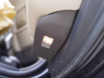  ドア下はT10ウェッジの電球でした。LED化が進む中で、電球のメーカーもなんとか生き残るために必死なんでしょうね～スタンレーやコイトは潰れないでしょうがそこに材料を供給している企業は大打撃です。 