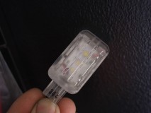  唯一簡単に外せたテールゲートの照明は、5WのCREEチップに交換しました。 