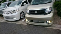 10系アルファードとE51エルグランドのヘッドライト加工(写真提供) 真ん中のネオンチューブは2色仕様