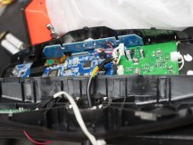 レヴォーグのサイドミラーカメラ取付とダウンライトLED打ち替え 輸入品は配線やコネクターが激弱なので、下手に抜いたりせずにそのままで作業するのが安全です。以前コネクターを抜こうとしたら基盤のパターンごと外れたことがあります。