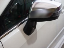 レヴォーグのサイドミラーカメラ取付とダウンライトLED打ち替え お客様にご乗車いただきベストポジションでカメラ位置を固定します。
