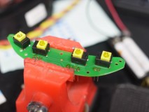  ステアリングスイッチのボタン&LEDについて。基板を分解する際には極小トルクスが必要で、当店もネットショップで工具を購入しました。蓋を開けてみると、真ん中にLEDがあり、その周りがスイッチという仕組みになっていました。加工で対応できると判断して作業を進め、無事完了しましたが、スイッチ1個あたり15分かかります。 