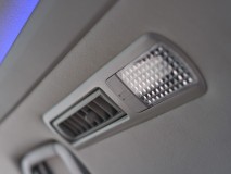  このユニットを分解するのですが、非常にコツが必要です。無理やりやると元に戻らなくなります。 