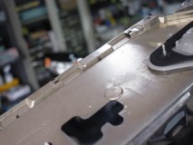  リアのガーニッシュはピンがことごとく割れていたため、お客様に近くの工具屋に探していただきましたが、残念ながら在庫がありませんでした。何とか現状使えそうなピンで固定しましたが、ビビリが出ないか心配です。 