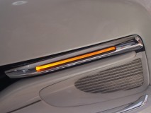  前回加工した純正デイライトのウィンカー化ですが、片側に水が入っていたため補修しました。カッティングの際にユニットを貫通してしまっていたようです。 