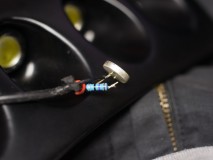 18クラウンのデイライト修理とウィンカーポジション取付 同じデイライトが欠品していたのと色味が変わってしまうため、不具合商品を修理することに。分解するとLEDが見え、ハンダが折れているので補修して無事終了。