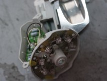  送られてきたLED基板は綺麗に取り外されており、表のカバーを外されているようです。この方法だと綺麗に外せますが、水漏れのリスクは高まります。また施工時間・費用も長くなります。当店は裏側を繰り抜いて作業するので費用が安く済みます。 