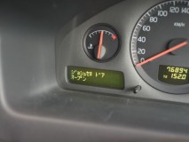 Volvo V70前期のヘッドライトHID化と各バルブLED化&ドアセンサー修理 走行中にドアセンサーの警告表示が出るという不具合。診断機も用意し、症状をお伺いしたところほぼ間違いなくドアセンサーの異常と判断。早速ドア内張りを外しました。